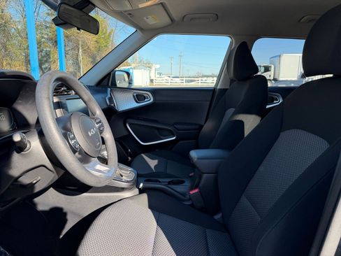 Used 2025 Kia Soul LX w/ LX Technology Package image 24