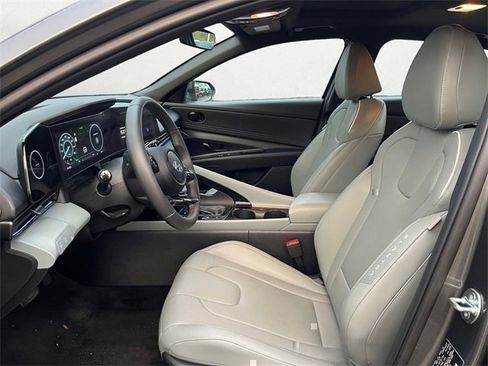 Used 2025 Hyundai Elantra Limited image 10