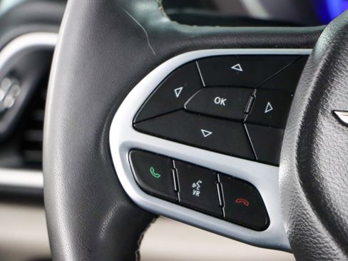 Used 2023 Chrysler Pacifica Touring-L image 13