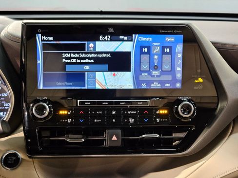 Used 2020 Toyota Highlander Limited image 16