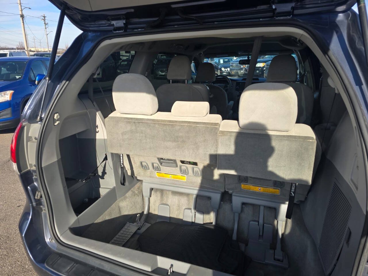 Used 2014 Toyota Sienna LE FWD image 28
