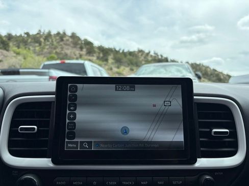 Used 2024 Hyundai Venue Limited FWD image 17