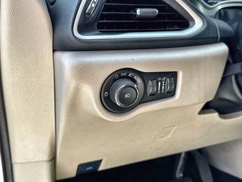 Used 2023 Chrysler Pacifica Touring-L FWD image 6