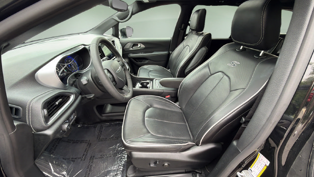 Used 2026 Chrysler Pacifica Limited w/ S Appearance Package FWD image 18