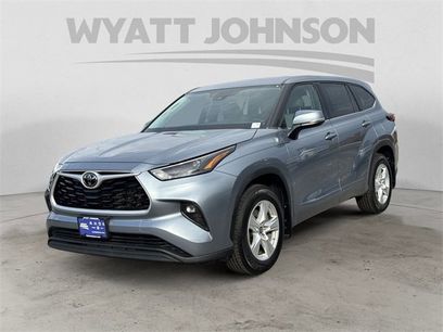 Used 2022 Toyota Highlander LE