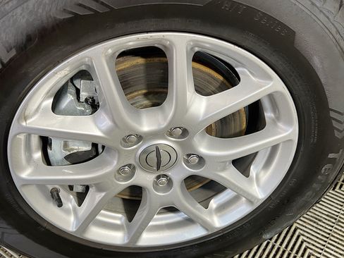 Used 2023 Chrysler Pacifica Touring-L FWD image 14