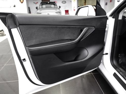 Used 2022 Tesla Model Y Long Range AWD/4WD image 39