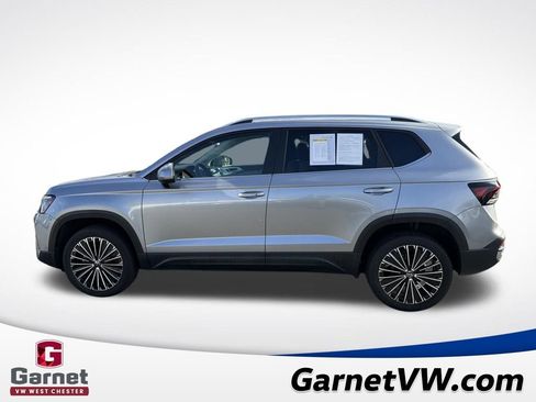 Certified 2025 Volkswagen Taos SE image 11