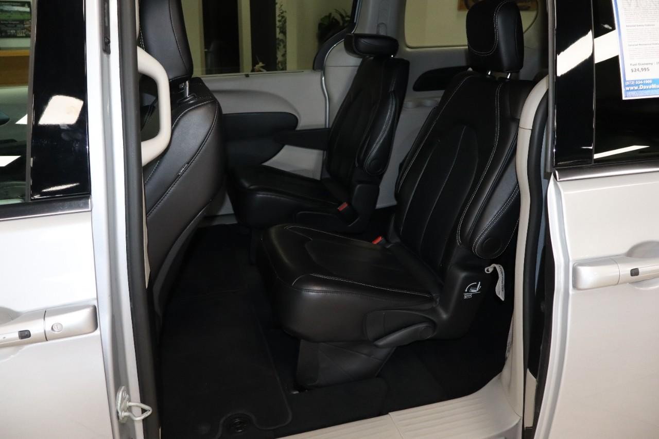 Used 2024 Chrysler Pacifica Touring-L FWD image 23