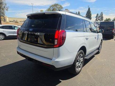 Used 2025 Ford Expedition Active AWD/4WD image 3