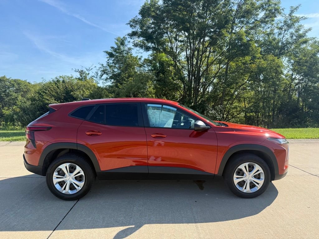 Used 2024 Chevrolet Trax LS FWD image 2