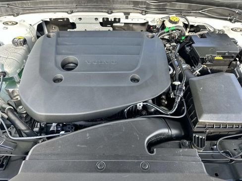 Used 2025 Volvo XC40 B5 Plus image 11