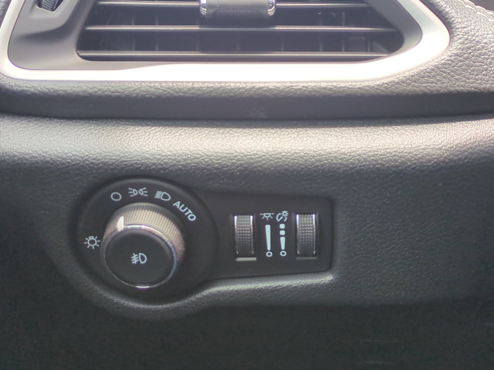 New 2026 Chrysler Pacifica Select FWD image 30