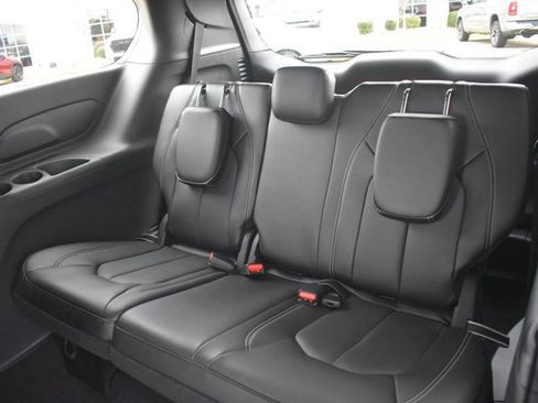 New 2026 Chrysler Pacifica Select image 16