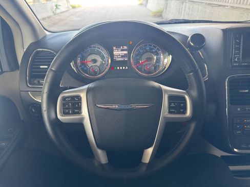 Used 2016 Chrysler Town & Country Touring FWD image 10