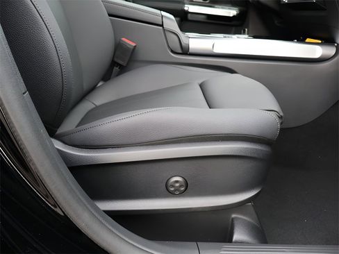 New 2025 Mercedes-Benz GLB 250 4MATIC image 12