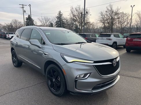 Used 2023 Buick Enclave Essence w/ Sport Touring Edition image 4