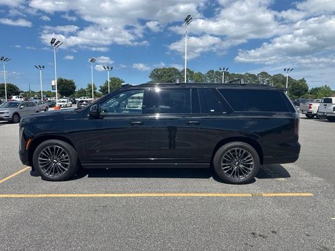 Used 2025 Cadillac Escalade ESV Sport Platinum AWD/4WD image 2