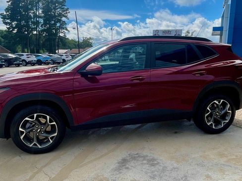 Certified 2024 Chevrolet Trax LT w/ Sunroof Package image 4