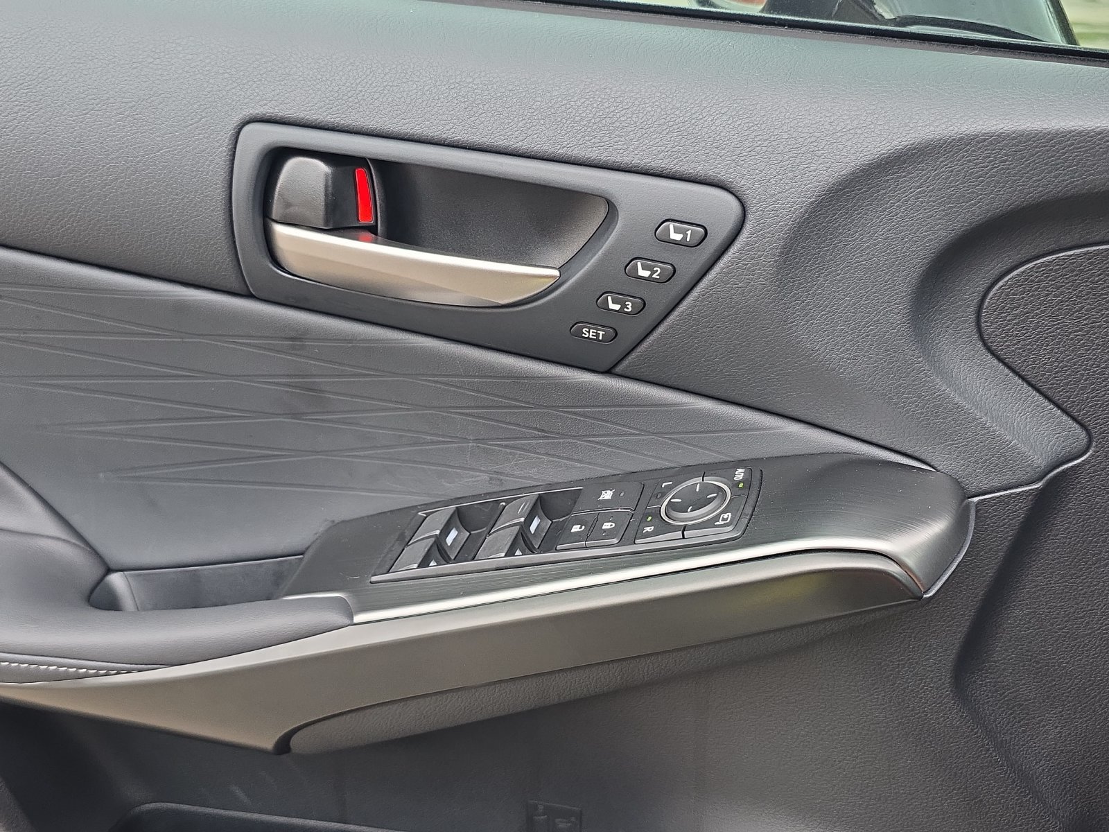 Used 2025 Lexus IS 500 RWD image 25