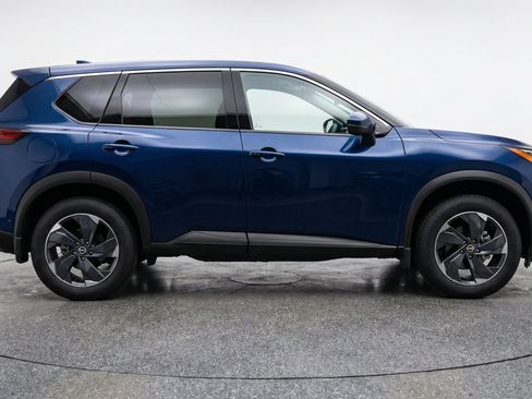 Used 2025 Nissan Rogue SV AWD/4WD image 11