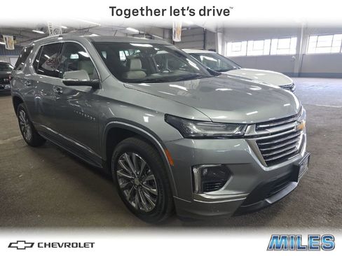 Used 2023 Chevrolet Traverse Premier FWD image 1