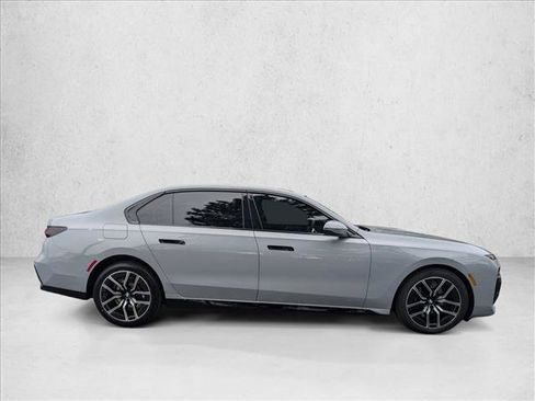 Used 2023 BMW 740i image 4