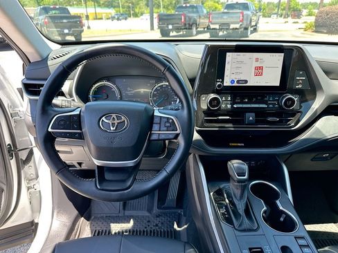 Used 2025 Toyota Highlander XLE AWD/4WD image 19