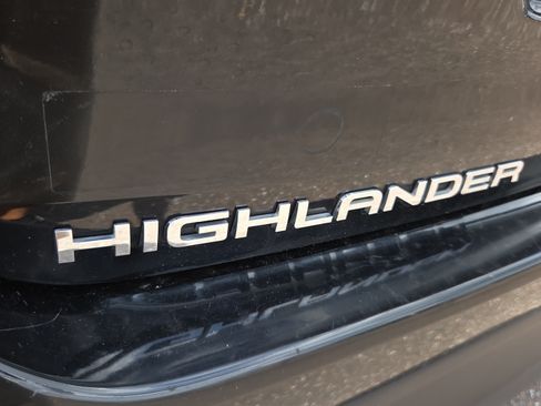 Used 2022 Toyota Highlander L FWD image 32