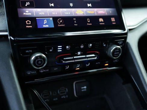 Used 2022 Jeep Grand Cherokee Overland w/ Luxury Tech Group IV image 19