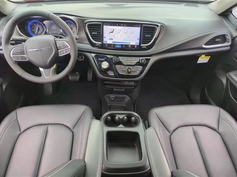 Used 2025 Chrysler Pacifica Select image 21