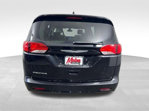 Used 2017 Chrysler Pacifica Touring FWD image 6