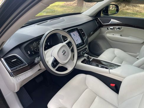 Used 2019 Volvo XC90 T5 Momentum w/ Protection Package Premier image 11