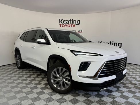 Used 2025 Buick Enclave Preferred AWD/4WD image 3