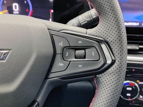 Used 2025 Chevrolet Trax RS w/ Sunroof Package image 39