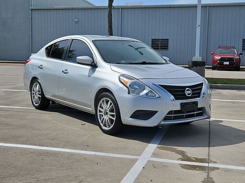 Used 2018 Nissan Versa SV FWD image 3