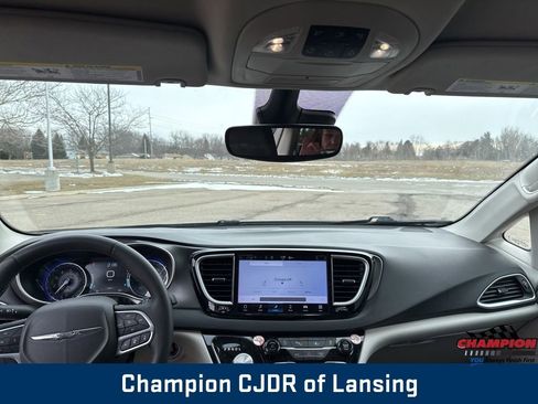 Used 2024 Chrysler Pacifica Touring-L image 17