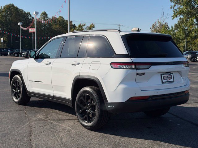 Used 2025 Jeep Grand Cherokee Altitude RWD image 11