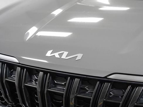 Used 2024 Kia Carnival EX FWD image 8