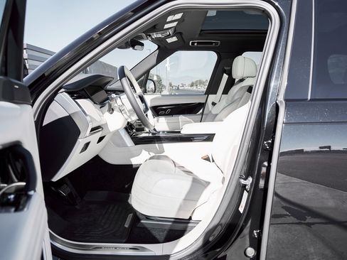 Used 2023 Land Rover Range Rover SE image 30