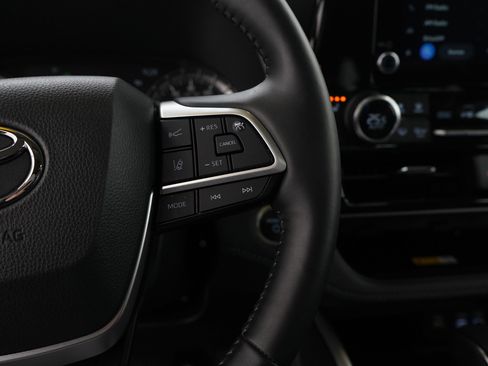 Used 2024 Toyota Highlander XLE image 22