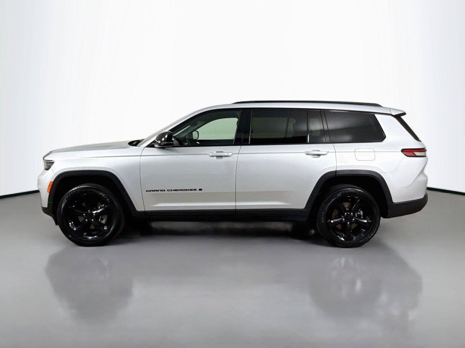 Used 2024 Jeep Grand Cherokee L Altitude AWD/4WD image 8