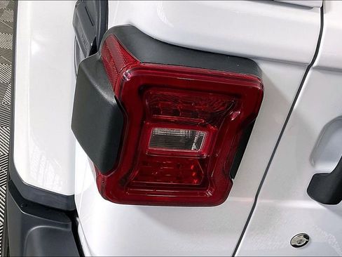 Used 2018 Jeep Wrangler Unlimited Sahara image 28