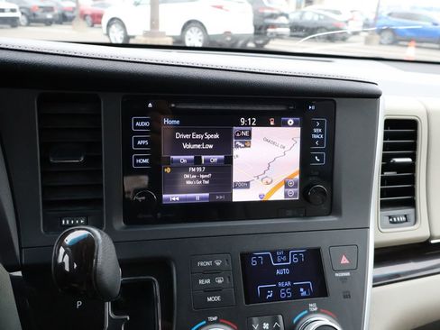 Used 2015 Toyota Sienna XLE Premium image 25