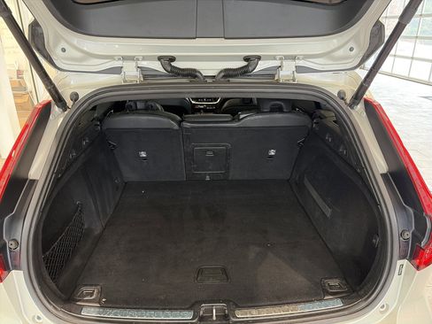 Used 2020 Volvo V60 T5 Momentum image 15