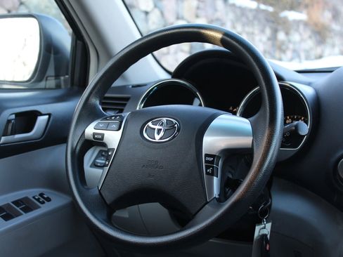 Used 2011 Toyota Highlander Hybrid w/ Cold Weather Pkg image 21