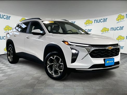 Used 2025 Chevrolet Trax LT w/ LT Convenience Package image 1