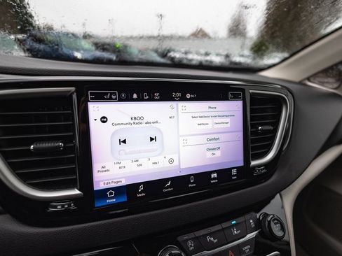 Used 2024 Chrysler Pacifica Touring-L image 15