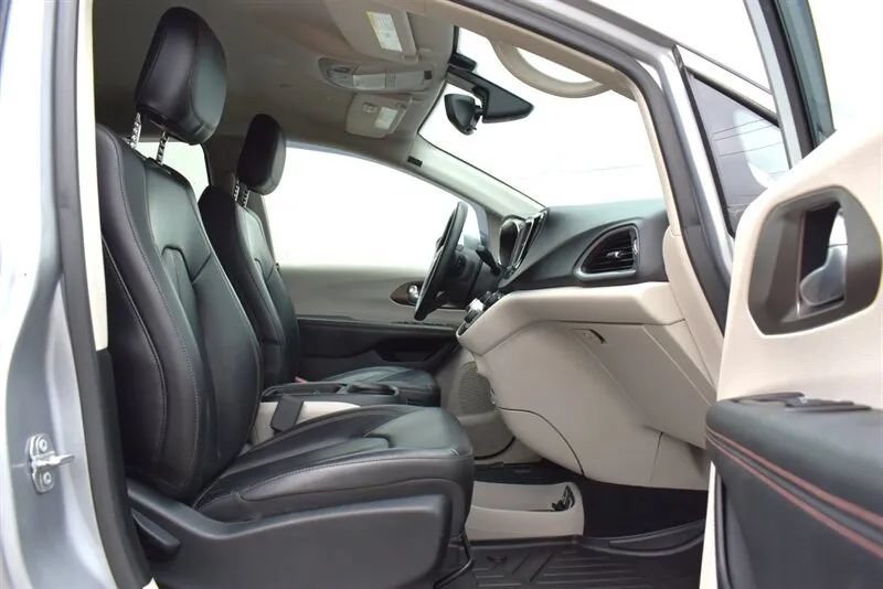 Used 2018 Chrysler Pacifica Touring-L FWD image 28