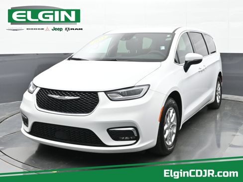 Used 2023 Chrysler Pacifica Touring FWD image 1